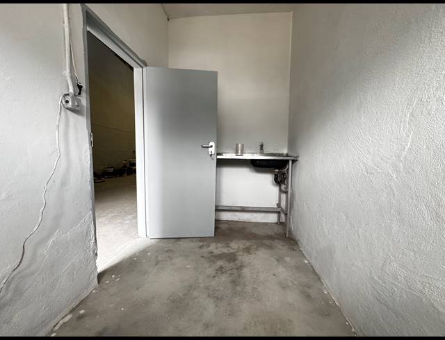 240M² MINI FACTORY TO LET IN PHOENIX INDUSTRIAL